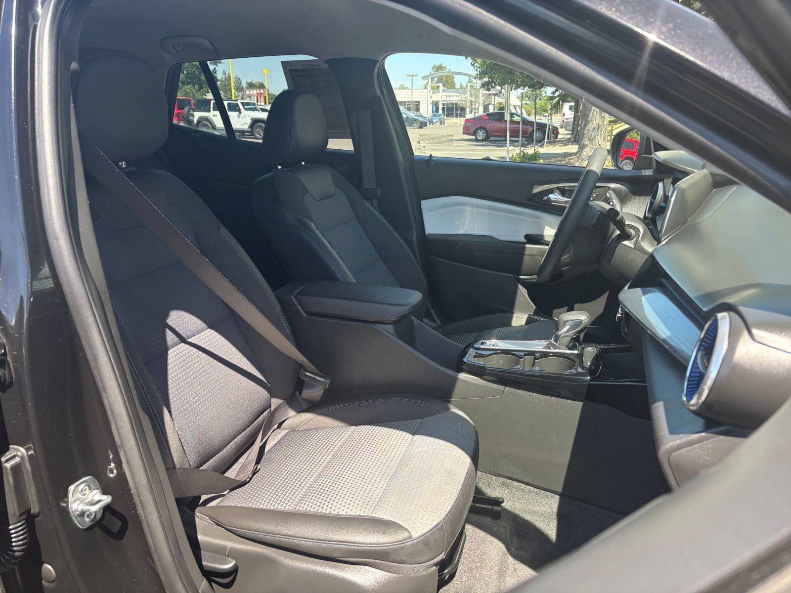 Used 2025 Chevrolet Trax LT FWD image 34