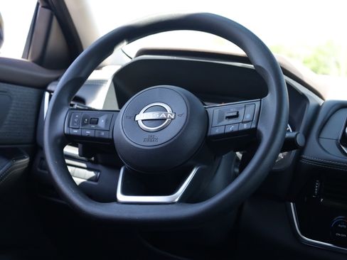 Used 2023 Nissan Rogue SV FWD image 7