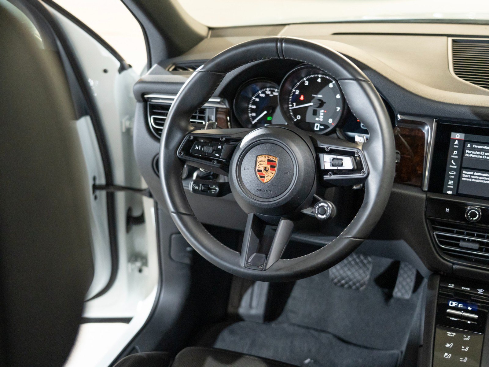 Certified 2026 Porsche Macan AWD/4WD image 24