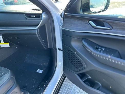 New 2026 Jeep Grand Cherokee Altitude AWD/4WD image 30