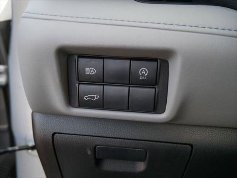 Certified 2023 Toyota Highlander XLE image 28