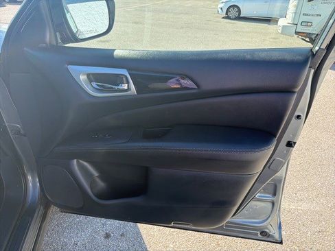 Used 2019 Nissan Pathfinder SV image 19