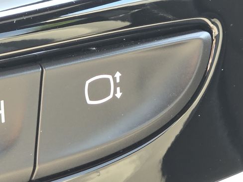 Used 2023 Chevrolet Traverse LT FWD image 10