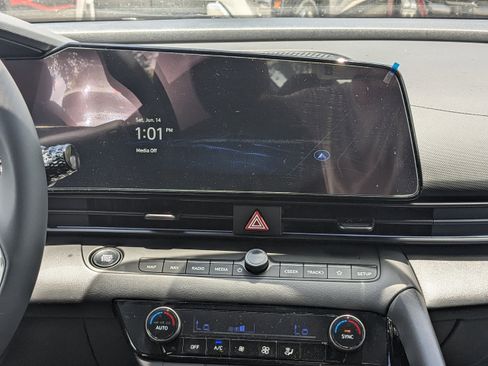 New 2025 Hyundai Elantra SEL image 17