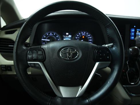 Used 2017 Toyota Sienna XLE image 31