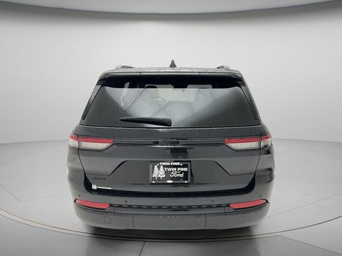 Used 2025 Jeep Grand Cherokee Altitude AWD/4WD image 4