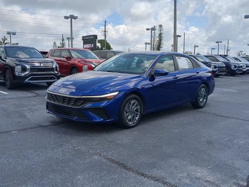 Used 2024 Hyundai Elantra SEL FWD image 2