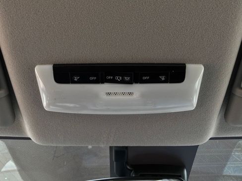 Used 2025 Nissan Versa SV FWD image 17