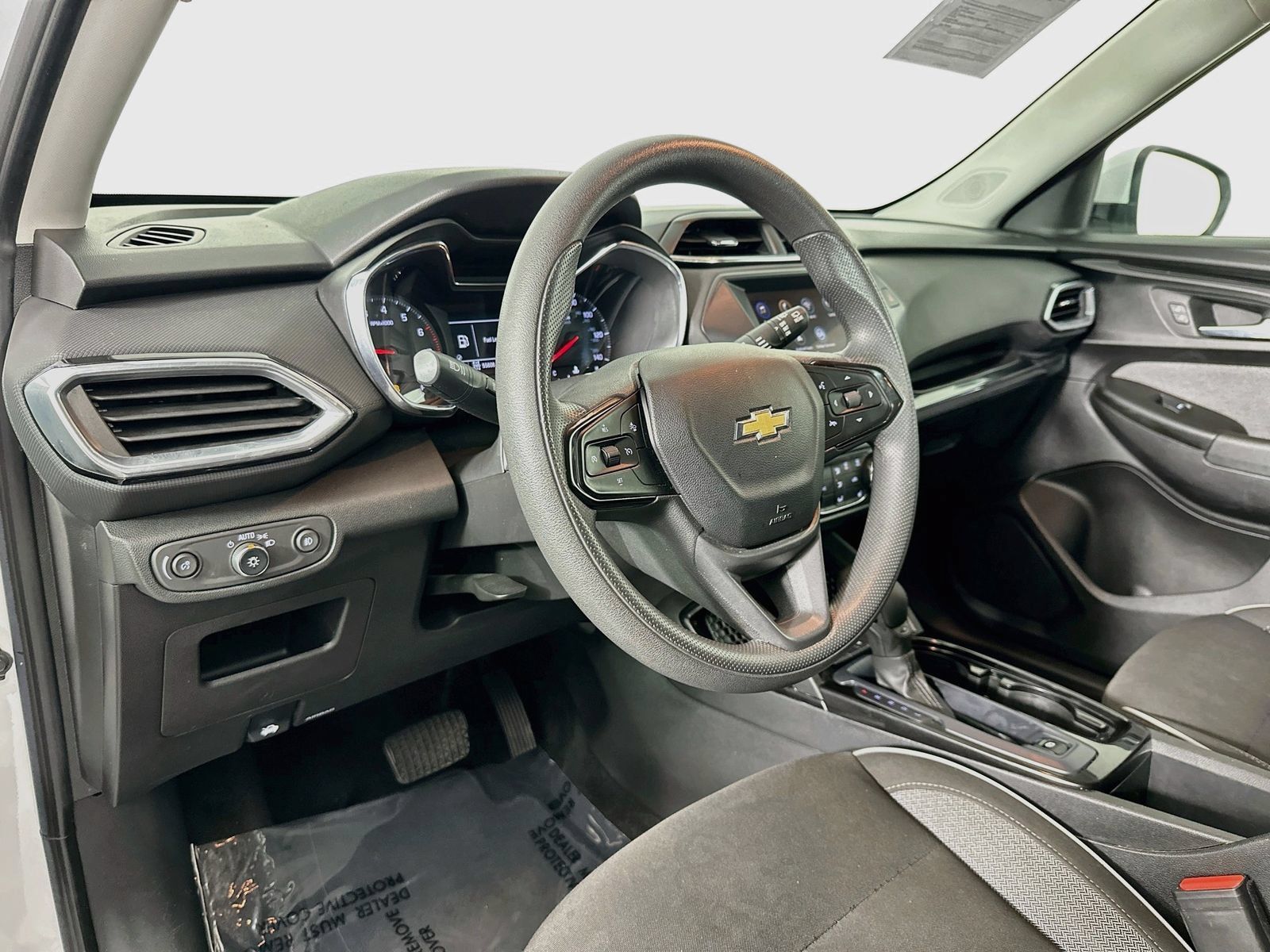 Used 2023 Chevrolet TrailBlazer LT AWD/4WD image 10