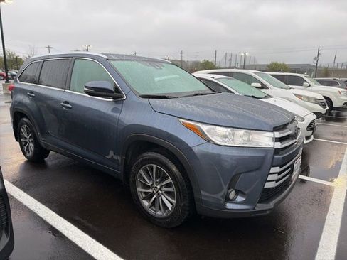 Used 2017 Toyota Highlander XLE w/ Carpet Mat Package image 4