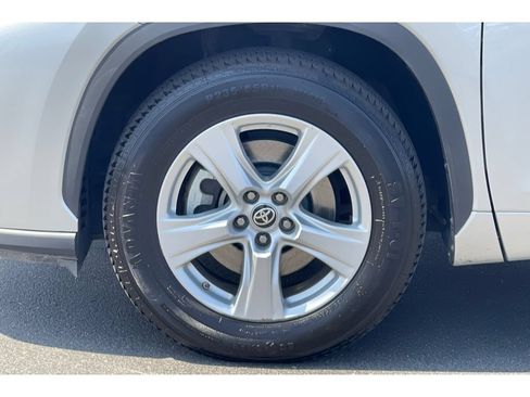 Used 2021 Toyota Highlander L FWD image 43