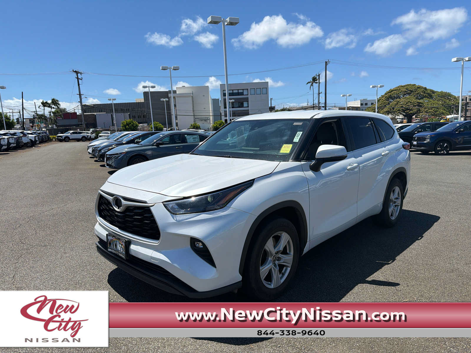 Used 2023 Toyota Highlander LE FWD image 1