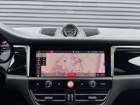 Certified 2024 Porsche Macan image 20