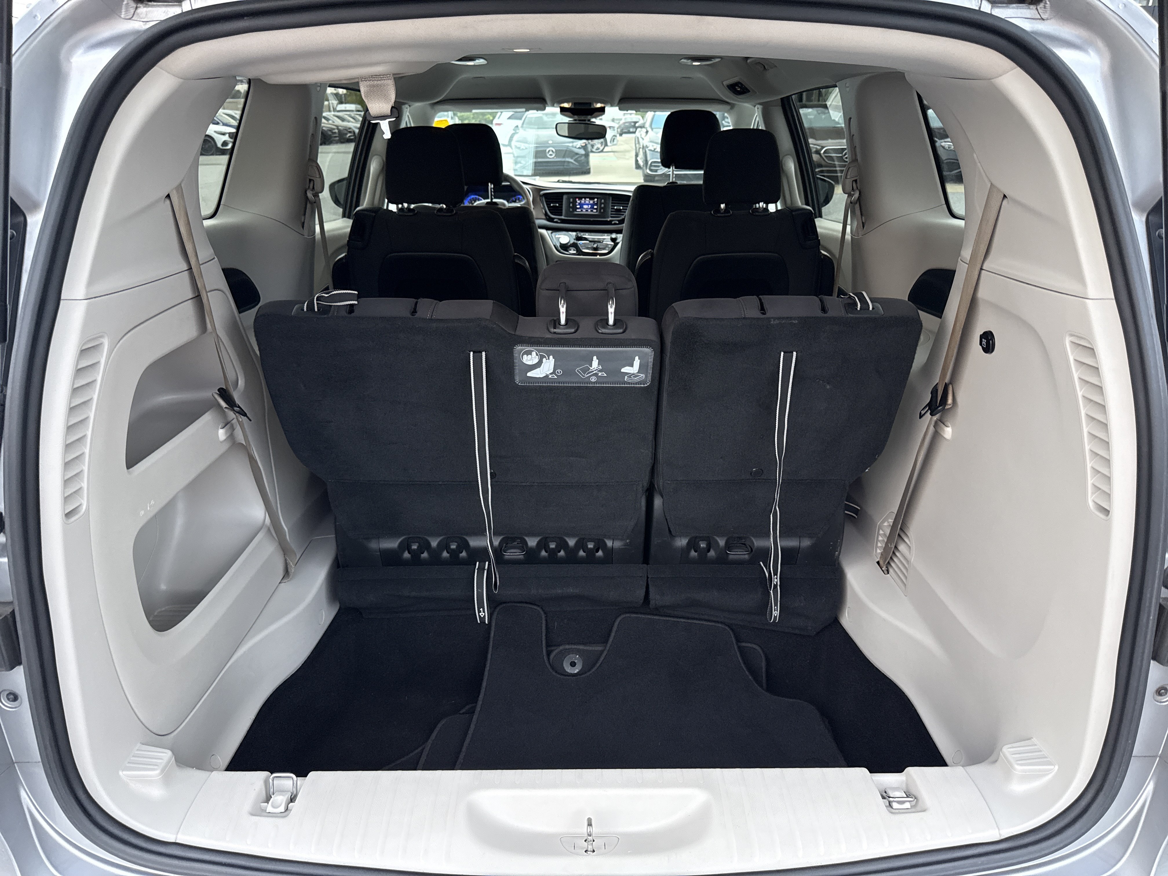 Used 2017 Chrysler Pacifica LX FWD image 11