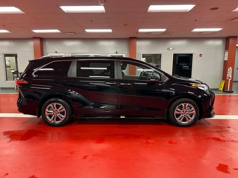 Certified 2023 Toyota Sienna Platinum AWD/4WD image 3