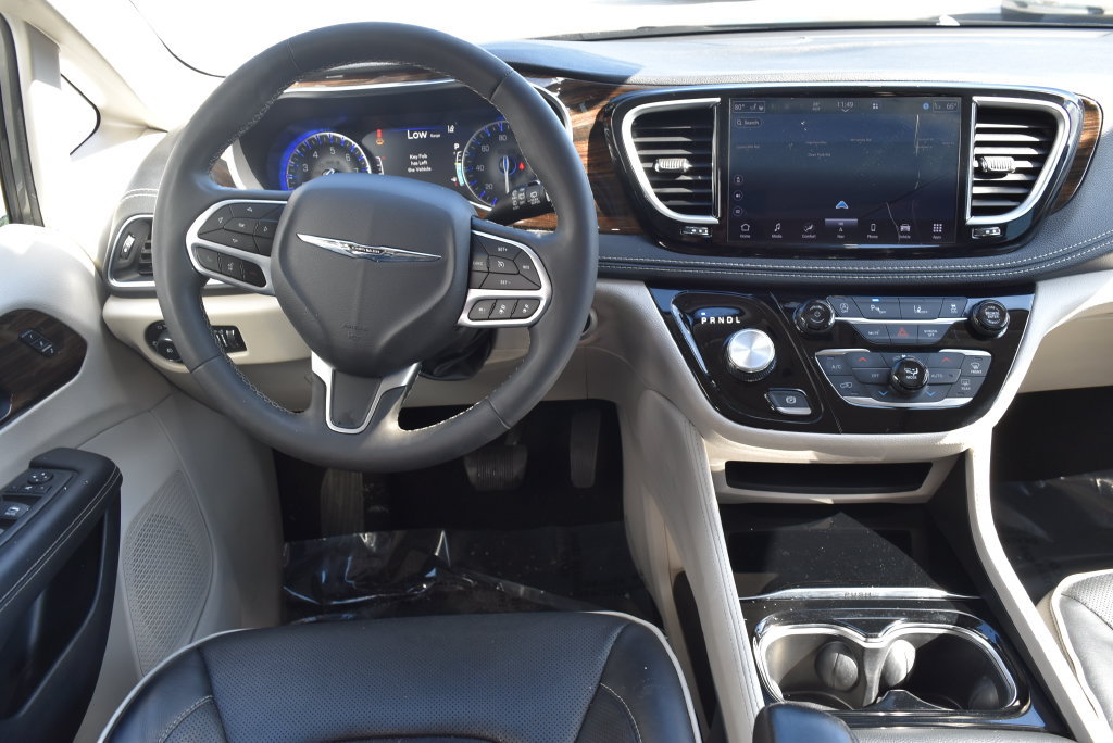 Used 2023 Chrysler Pacifica Limited FWD image 12