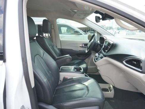 Used 2020 Chrysler Pacifica Touring-L Plus w/ Tire & Wheel Group FWD image 9