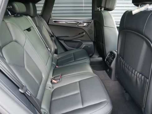 Used 2025 Porsche Macan image 31
