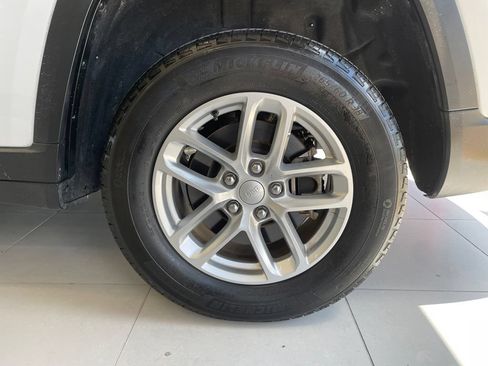 Used 2024 Jeep Grand Cherokee L Laredo RWD image 18