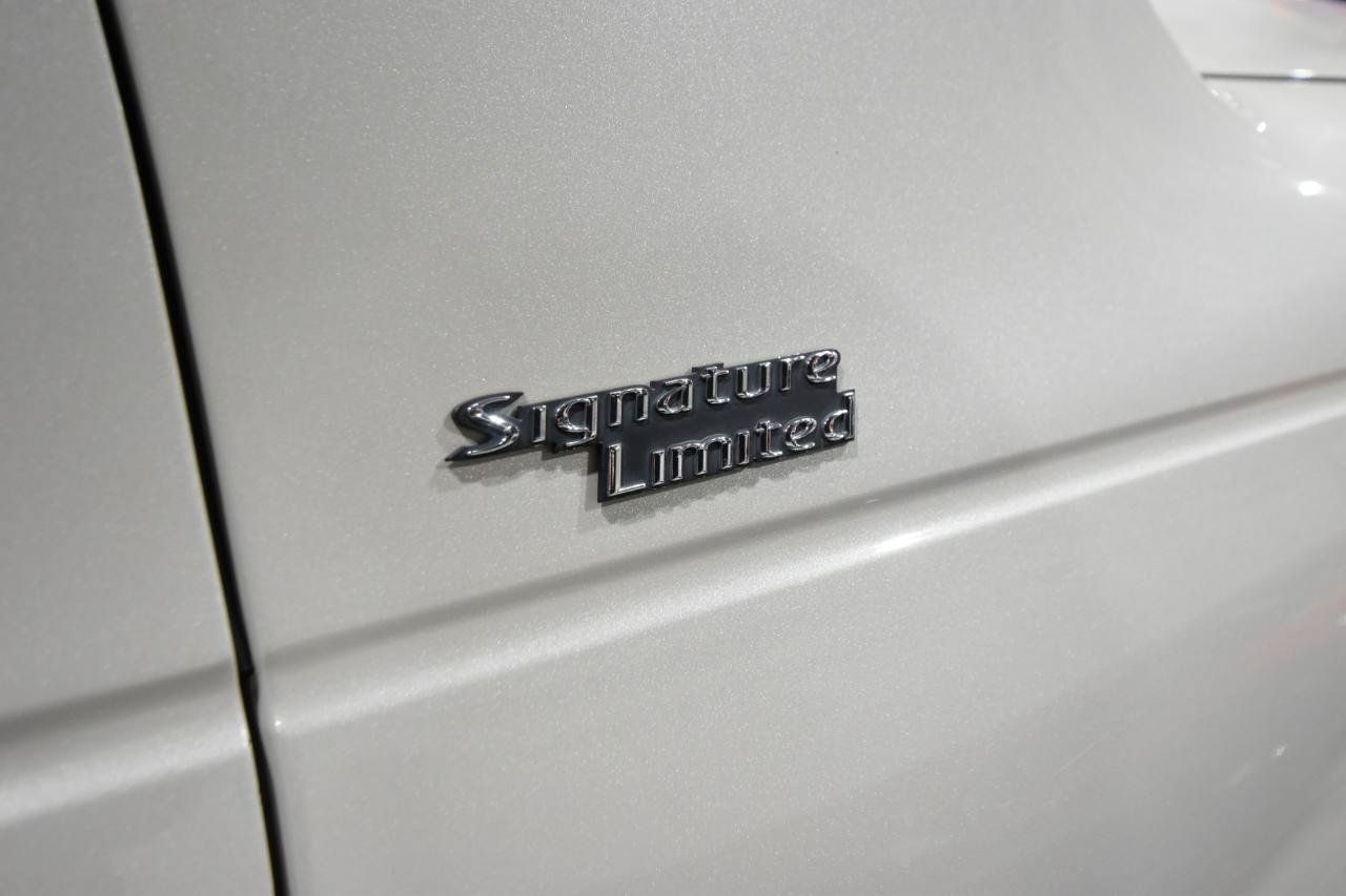 Used 2005 Lincoln Town Car Signature Limited RWD image 4
