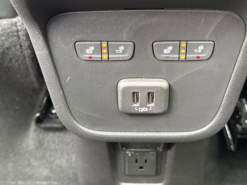 Used 2023 Chevrolet Equinox Premier image 19