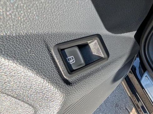 Used 2023 Volkswagen Taos SE w/ Panoramic Sunroof Package image 32