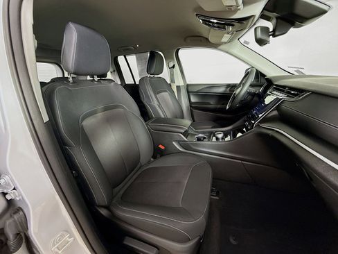 Used 2023 Jeep Grand Cherokee Laredo image 33