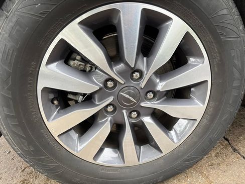 Used 2023 Chrysler Pacifica Touring-L FWD image 25