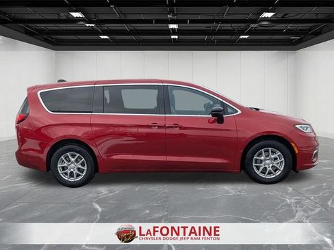 New 2026 Chrysler Pacifica Select image 6