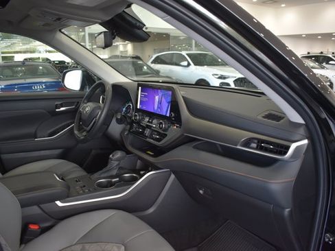 Used 2023 Toyota Highlander Bronze Edition FWD image 23