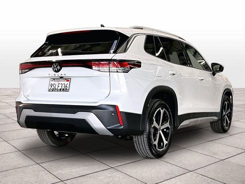 Certified 2025 Volkswagen Tiguan SE image 15