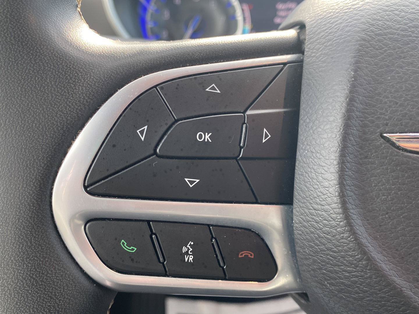 Used 2024 Chrysler Pacifica Touring-L FWD image 18