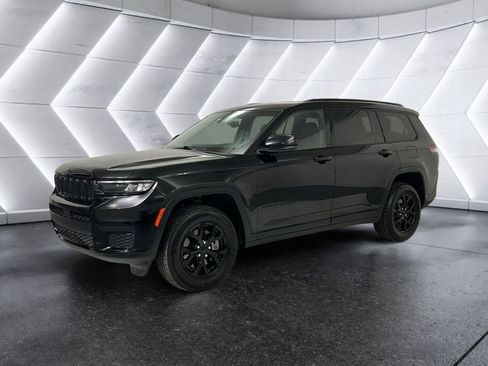 Used 2024 Jeep Grand Cherokee L Altitude image 3