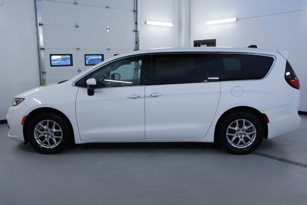 Used 2023 Chrysler Pacifica Touring-L FWD image 4