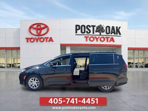 Used 2025 Chrysler Pacifica Select FWD image 6