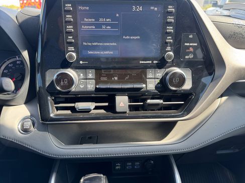 Used 2022 Toyota Highlander LE FWD image 21