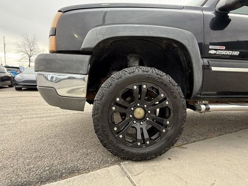 Used 2005 Chevrolet Silverado 2500 LT w/ Heavy-Duty Power Package image 30