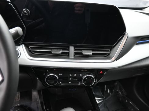 Used 2025 Chevrolet Trax LT w/ Driver Confidence Package image 15