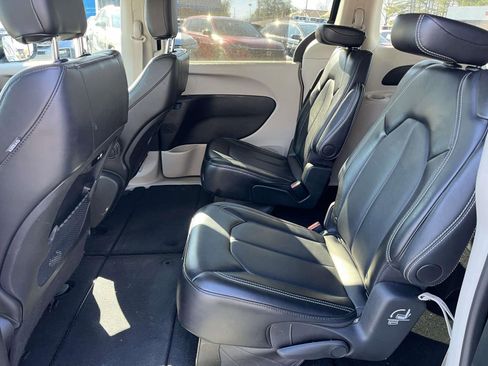 Used 2024 Chrysler Pacifica Touring-L image 11