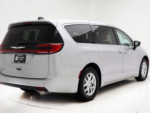 Used 2024 Chrysler Pacifica Touring-L image 8