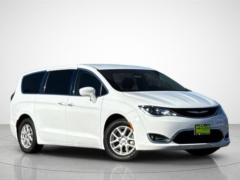 Used 2020 Chrysler Pacifica Touring image 2