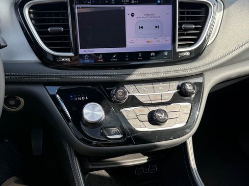 Used 2025 Chrysler Pacifica Limited image 18