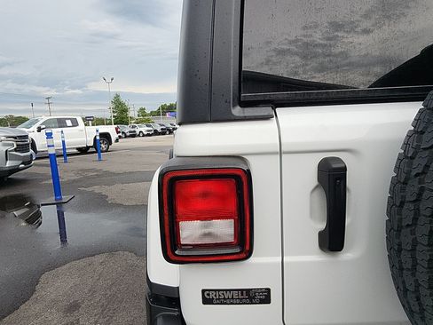 Used 2022 Jeep Wrangler Unlimited Sahara w/ Cold Weather Group AWD/4WD image 10