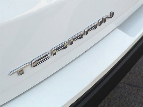 Used 2024 GMC Terrain SLE image 31