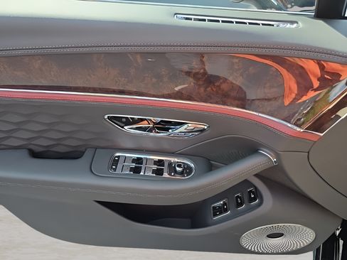 New 2025 Bentley Flying Spur Plug-In Hybrid AWD/4WD image 18