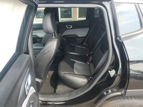 Used 2024 Jeep Compass Latitude image 11