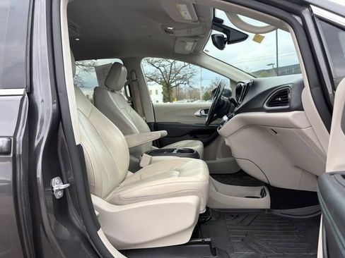 Used 2018 Chrysler Pacifica Touring-L image 5