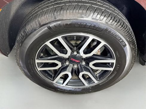 Used 2022 GMC Yukon XL AT4 w/ Technology Package AWD/4WD image 4