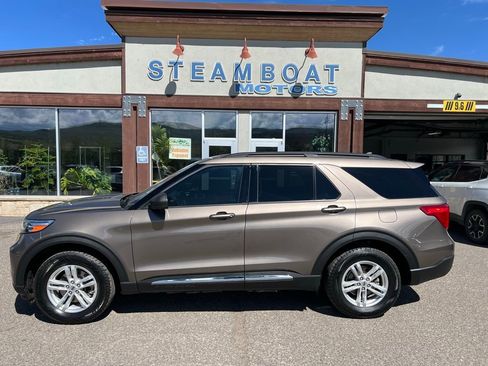 Used 2021 Ford Explorer XLT w/ Equipment Group 202A AWD/4WD image 2