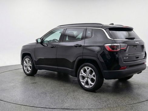 Used 2025 Jeep Compass Latitude AWD/4WD image 6